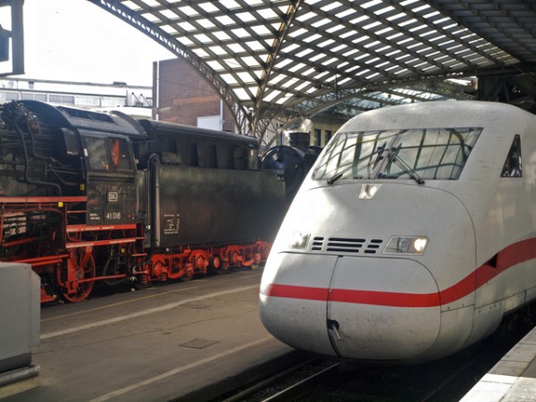 9026791 Der ICE wirft ein gutes Licht auf die Dampfloks (Foto: Weidelich)
