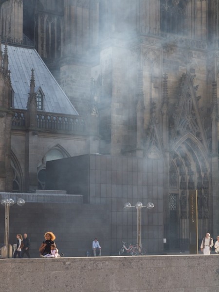 _9026805 Der Qualm der Dampflok zieht vor den Dom (Foto: Weidelich)