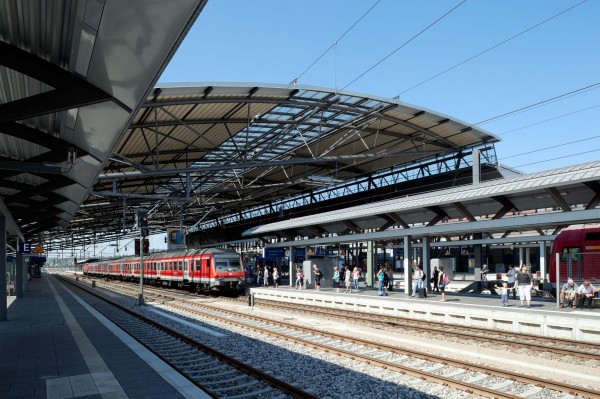 Erfurt Bahnsteig (mit Zug) Freundlicher als früher: Bahnsteige in Erfurt (Foto: Kittel)