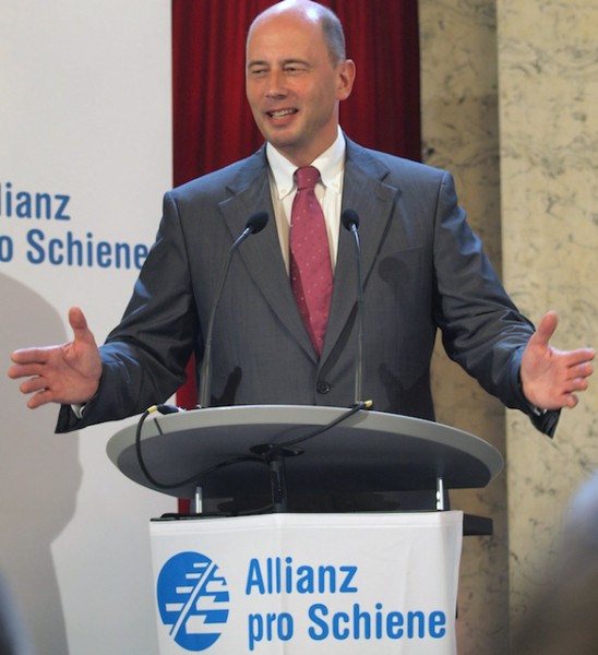 P9107012 Gut gelaunt mit leeren Händen: Bundesverkehrsminister Tiefensee (Foto: Weidelich)