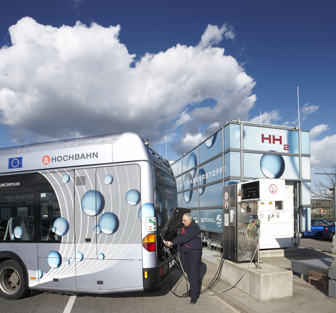 Wasserstofftankstelle - Foto Hochbahn Schüler können in Hamburg zuschauen, wie ein Brennstoffzellenbus betankt wird (Foto: Hochbahn)
