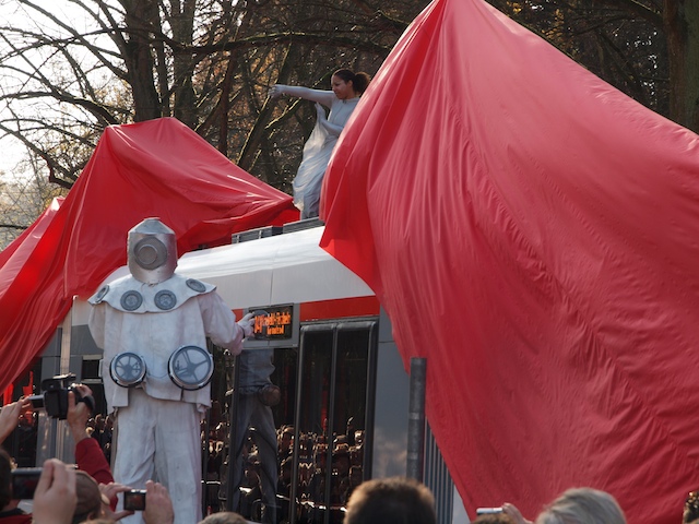PB089881 Die Enthüllung fand mit einer Performance statt (Fotos: Weidelich)