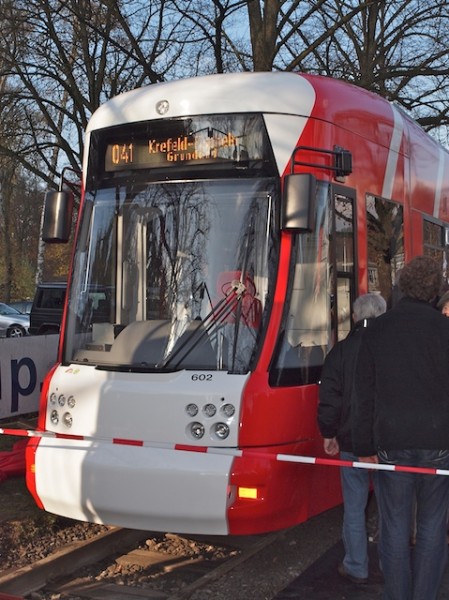PB089919 Die neuen Bahnen bringen Farbe in die Stadt