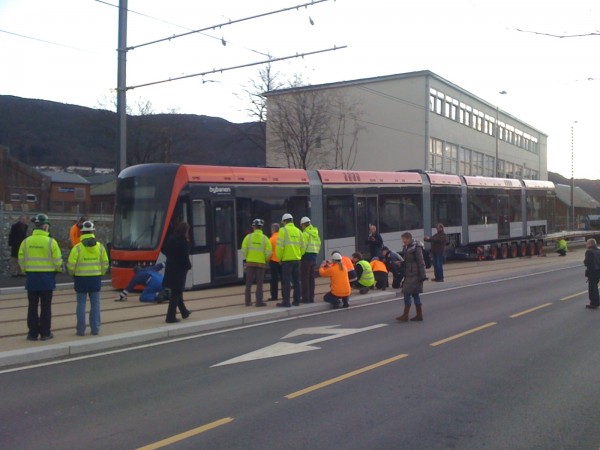 2009-12-09 Bybanen Ablad Bild 2 Der erste Triebwagen für Bergen wurde gestern abgeladen (Foto: Bybanen)